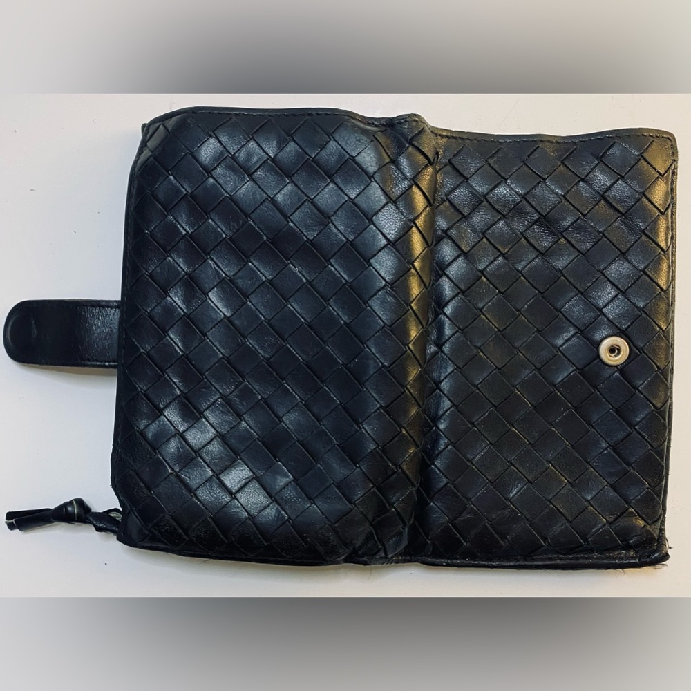 Bottega Veneta Medium Intrecciato Bi-Fold Zip Wallet in Black Woven Leather - Picture 3 of 5